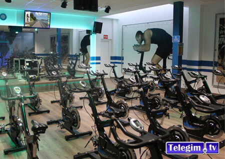 Virtual Cycling Gimnasios Sala Telegim con una pantalla